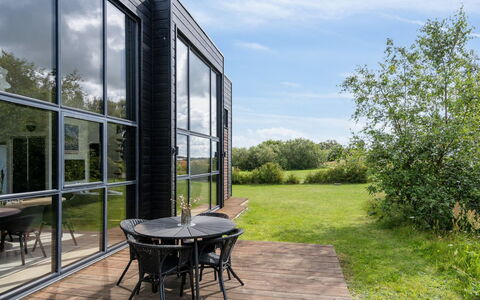Herdie - 900M from the Sea: Møbel, Indretning, Gulvbelægning, Træ, Etage, Loft, Trægulve, Stol, Bord, Belysning