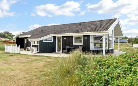Fanni - 460M from the Sea: Møbel, Indretning, Gulvbelægning, Træ, Etage, Loft, Trægulve, Stol, Bord, Belysning