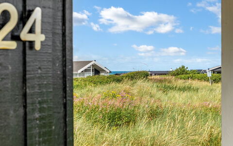 Fanni - 460M from the Sea: Møbel, Indretning, Gulvbelægning, Træ, Etage, Loft, Trægulve, Stol, Bord, Belysning