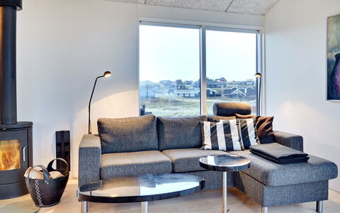 Skade - 75M from the Sea: Hus, Hjem, Dør, Tag, Sommerhus, Estate, Have, Skygge, Sidespor, Gård