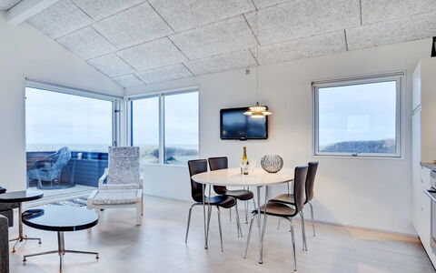 Skade - 75M from the Sea: Hus, Hjem, Dør, Tag, Sommerhus, Estate, Have, Skygge, Sidespor, Gård