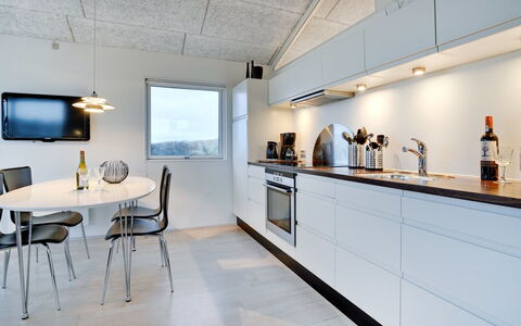 Skade - 75M from the Sea: Hus, Hjem, Dør, Tag, Sommerhus, Estate, Have, Skygge, Sidespor, Gård