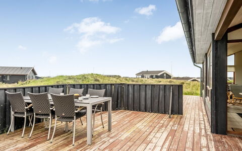 Yma - 200M from the Sea: Loft, Gulvbelægning, Indretning, Etage, Kompositmateriale, Møbel, Udvej, Hotel, Design, Dagslys