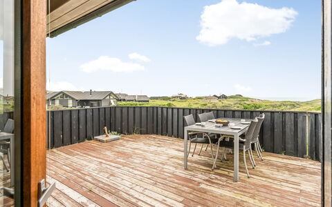 Yma - 200M from the Sea: Loft, Gulvbelægning, Indretning, Etage, Kompositmateriale, Møbel, Udvej, Hotel, Design, Dagslys