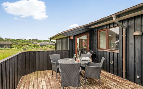 Yma - 200M from the Sea: Loft, Gulvbelægning, Indretning, Etage, Kompositmateriale, Møbel, Udvej, Hotel, Design, Dagslys