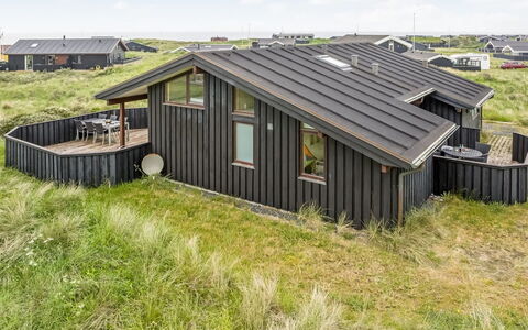Yma - 200M from the Sea: Loft, Gulvbelægning, Indretning, Etage, Kompositmateriale, Møbel, Udvej, Hotel, Design, Dagslys