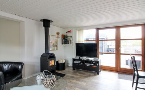 Grubbe - 600M from the Sea: Gulvbelægning, Etage, Loft, Indretning, Countertop, Køkken, Cabinetry, Værelse, Større Bandage, Lysarmatur