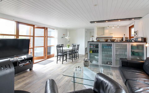 Grubbe - 600M from the Sea: Gulvbelægning, Etage, Loft, Indretning, Countertop, Køkken, Cabinetry, Værelse, Større Bandage, Lysarmatur