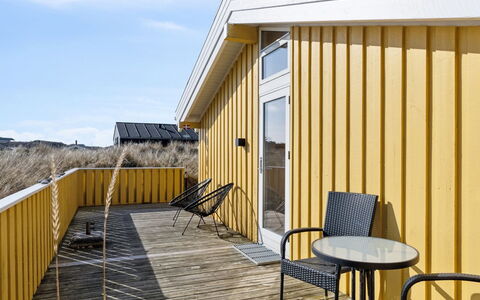 Bjarni - 239M from the Sea: Hus, Hjem, Dør, Tag, Sommerhus, Estate, Have, Skygge, Sidespor, Gård