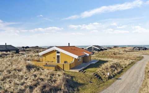 Bjarni - 239M from the Sea: Hus, Hjem, Dør, Tag, Sommerhus, Estate, Have, Skygge, Sidespor, Gård