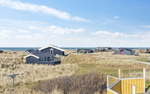 Bjarni - 239M from the Sea: Hus, Hjem, Dør, Tag, Sommerhus, Estate, Have, Skygge, Sidespor, Gård