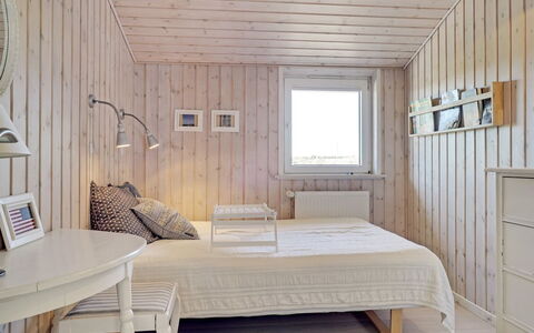 Aella - 150M from the Sea: Indretning, Soveværelse, Gulvbelægning, Træ, Etage, Seng, Loft, Møbel, Værelse, Belysning