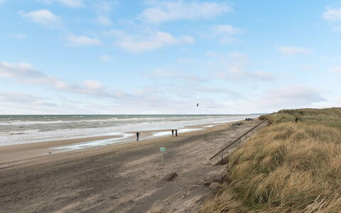 Paul - 100M from the Sea: Blå, Busk, Sommerhus, Bunddække, Have, Estate, Skygge, Landscaping, Stuehus, Eco Hotel