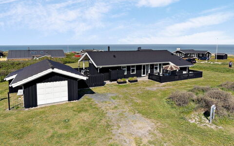 Paul - 100M from the Sea: Blå, Busk, Sommerhus, Bunddække, Have, Estate, Skygge, Landscaping, Stuehus, Eco Hotel