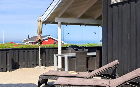 Paul - 100M from the Sea: Blå, Busk, Sommerhus, Bunddække, Have, Estate, Skygge, Landscaping, Stuehus, Eco Hotel