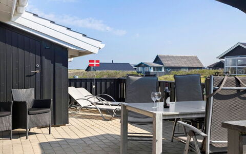 Paul - 100M from the Sea: Blå, Busk, Sommerhus, Bunddække, Have, Estate, Skygge, Landscaping, Stuehus, Eco Hotel