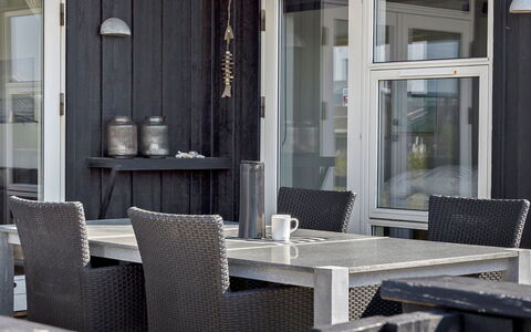 Paul - 100M from the Sea: Blå, Busk, Sommerhus, Bunddække, Have, Estate, Skygge, Landscaping, Stuehus, Eco Hotel