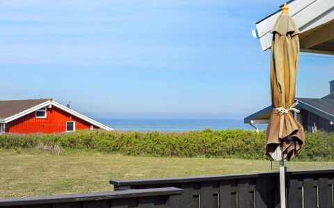 Paul - 100M from the Sea: Blå, Busk, Sommerhus, Bunddække, Have, Estate, Skygge, Landscaping, Stuehus, Eco Hotel