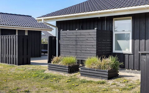 Paul - 100M from the Sea: Blå, Busk, Sommerhus, Bunddække, Have, Estate, Skygge, Landscaping, Stuehus, Eco Hotel