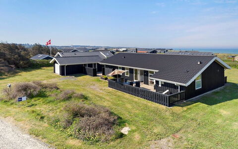 Paul - 100M from the Sea: Blå, Busk, Sommerhus, Bunddække, Have, Estate, Skygge, Landscaping, Stuehus, Eco Hotel
