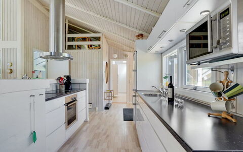 Harriet - 800M from the Sea: Træ, Køkken, Countertop, Loft, Indretning, Gulvbelægning, Hjem, Cabinetry, Lysarmatur, Husholdningsapparat