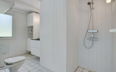 Harriet - 800M from the Sea: Sanitærarmatur, Gulvbelægning, Badeværelse, Etage, Indretning, Loft, Vvs, Håndvask, Tap, Toilet