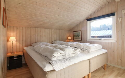 Harriet - 800M from the Sea: Træ, Soveværelse, Seng, Sengetøj, Loft, Indretning, Sengetøj, Bed Frame, Værelse, Hårdttræ