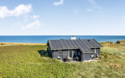 Antonie - 95M from the Sea: Blå, Busk, Sommerhus, Bunddække, Have, Estate, Skygge, Landscaping, Stuehus, Eco Hotel