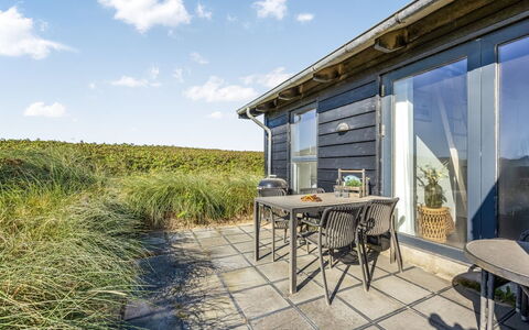 Antonie - 95M from the Sea: Blå, Busk, Sommerhus, Bunddække, Have, Estate, Skygge, Landscaping, Stuehus, Eco Hotel
