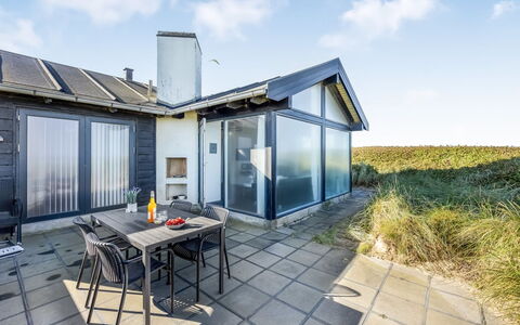 Antonie - 95M from the Sea: Blå, Busk, Sommerhus, Bunddække, Have, Estate, Skygge, Landscaping, Stuehus, Eco Hotel