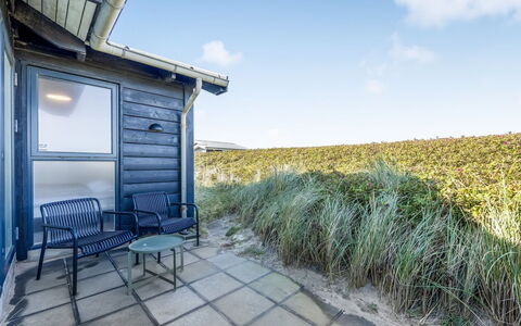Antonie - 95M from the Sea: Blå, Busk, Sommerhus, Bunddække, Have, Estate, Skygge, Landscaping, Stuehus, Eco Hotel