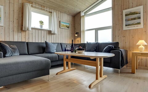 Sampsa - 600M from the Sea: Træ, Gulvbelægning, Etage, Stue, Møbel, Trægulve, Couch, Hårdttræ, Bejdse