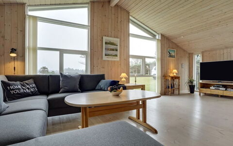 Sampsa - 600M from the Sea: Træ, Loft, Indretning, Gulvbelægning, Etage, Hjem, Stue, Værelse, Trægulve, Couch
