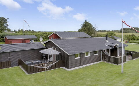 Sampsa - 600M from the Sea: Tag, Hjem, Sommerhus, Estate, Sidespor, Gård, Veranda, Lawn, Skygge, Garden Bygninger
