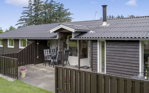 Sampsa - 600M from the Sea: Tag, Træ, Hus, Sidespor, Hjem, Sommerhus, Busk, Arkitektur, Boligområde, Veranda