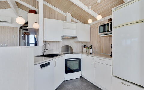Galatia - 500M from the Sea: Træ, Køkken, Indretning, Loft, Countertop, Gulvbelægning, Etage, Hjem, Møbel, Større Bandage
