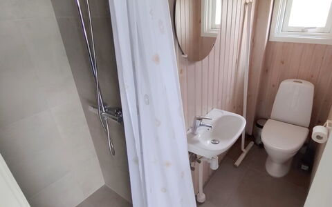Galatia - 500M from the Sea: Toiletbræt, Toilet, Badeværelse, Sanitærarmatur, Gulvbelægning, Etage, Træ, Indretning, Vvs, Håndvask
