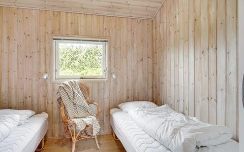 Arkil - 300M from the Sea: Træ, Soveværelse, Gulvbelægning, Etage, Indretning, Seng, Loft, Sengetøj, Sengetøj, Møbel