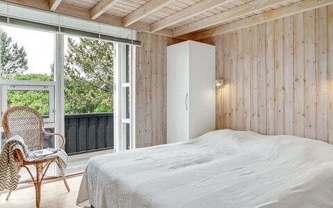 Arkil - 300M from the Sea: Træ, Gulvbelægning, Soveværelse, Etage, Indretning, Seng, Loft, Møbel, Sengetøj, Sengetøj