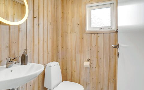 Arkil - 300M from the Sea: Træ, Gulvbelægning, Etage, Indretning, Sanitærarmatur, Badeværelse, Toiletbræt, Toilet, Loft, Vvs