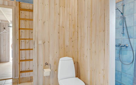 Arkil - 300M from the Sea: Gulvbelægning, Etage, Træ, Sanitærarmatur, Indretning, Badeværelse, Toiletbræt, Toilet, Loft, Vvs