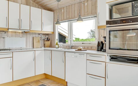 Arkil - 300M from the Sea: Køkken, Køkken Apparat, Countertop, Større Bandage, Træ, Indretning, Gulvbelægning, Cabinetry, Husholdningsapparat, Etage