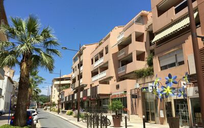 Sainte Maxime 260: Himmel, Daytime, Bygning, Ejendom, Plante, Vindue, Azure, Træ, Hus, Urban Design