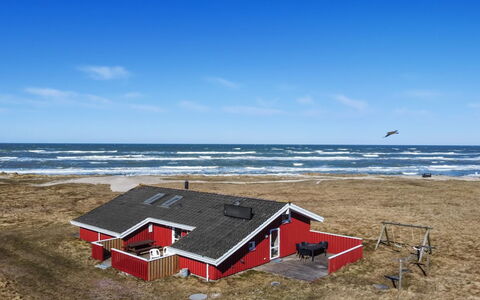 Asta - 85M from the Sea: Møbel, Indretning, Gulvbelægning, Træ, Etage, Loft, Trægulve, Stol, Bord, Belysning
