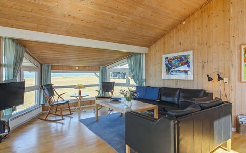 Asta - 85M from the Sea: Møbel, Indretning, Gulvbelægning, Træ, Etage, Loft, Trægulve, Stol, Bord, Belysning