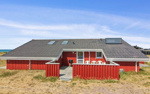 Asta - 85M from the Sea: Møbel, Indretning, Gulvbelægning, Træ, Etage, Loft, Trægulve, Stol, Bord, Belysning