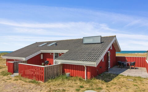 Asta - 85M from the Sea: Møbel, Indretning, Gulvbelægning, Træ, Etage, Loft, Trægulve, Stol, Bord, Belysning