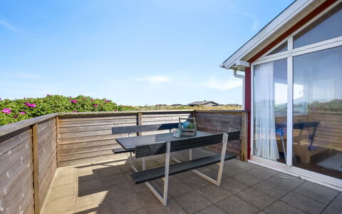 Olla - 300M from the Sea: Tag, Sommerhus, Hjem, Skygge, Sidespor, Stuehus, Veranda, Udendørs Struktur, Garden Bygninger