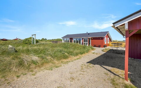 Olla - 300M from the Sea: Tag, Sommerhus, Hjem, Skygge, Sidespor, Stuehus, Veranda, Udendørs Struktur, Garden Bygninger