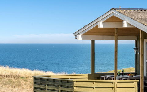 Asger - 50M from the Sea: Indretning, Loft, Lejlighed, Gulvbelægning, Møbel, Etage, Værelse, Belysning, Hjem, Couch